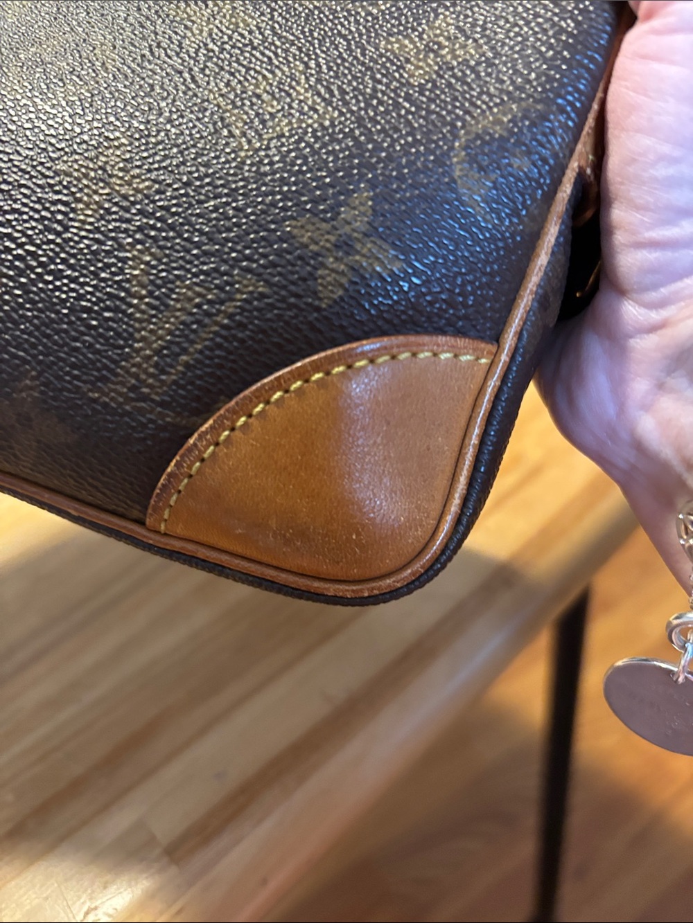BUY THE CLUTCH/WRISTLET AT ASKING PRICE AND GET THE WALLET INCLUDED FOR FREE. - Picture 9 of 16